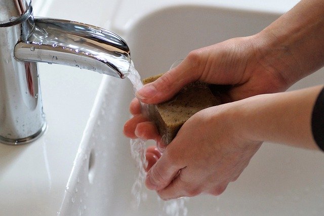 Se laver les mains avec un savon à glisser dans un pochon à savon 